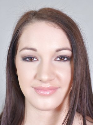 Amateur cutie Jas heads outdoors to strip off for naked self shots